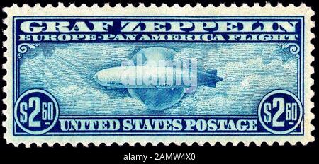 1930 Graf Zepelin Stempel; 2,60 US-Dollar Blau, GRAF ZEPELIN und Luftschiffnummer LZ-127 auf dem Bild von Zepelin abgebildet. Ausgabe: 19. April 1930 Stockfoto