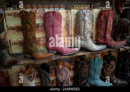 Auswahl an cowboystiefeln auf Verkauf an Boot Junky in Scottsdale, Arizona Stockfoto