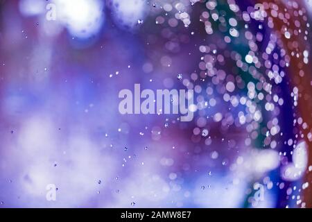 Wassertröpfchen und Bokeh durch Unschärfe für den Hintergrund Stockfoto