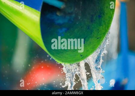 Nahaufnahme des aus dem Wassertank strömenden Wassers Stockfoto