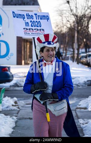 Donald Trump protester gekleidet als Onkel Sam marschiert außerhalb der demokratischen Debatte an der Drake University in des Moines, Iowa. Stockfoto