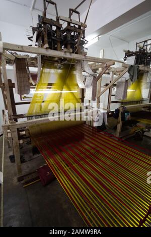 Weaving pattern Karten und Maschine durch traditionelle Weber, kanchipuram, Indien Stockfoto