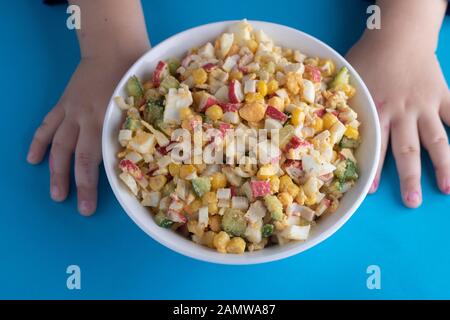 Frischer Salat mit verschiedenen Obst- und Beeren. Flacher freiheitsgrad. Stockfoto