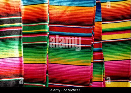 Farbenfrohe mexikanische Decken im Mercado 28 Souvenirs und Kunsthandwerk Markt in Cancun, Mexiko Stockfoto