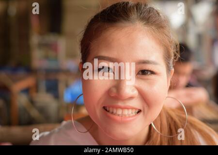 Nahaufnahme einer schönen asiatischen Frau mit gesunden Zähnen Stockfoto