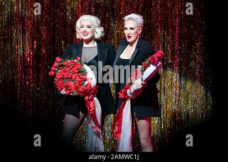 New York, NY, USA. Januar 2020. Erika Jayne, Amra-Faye Wright Inside für Die Real Housewives von Beverly Hills Backstage in CHICAGO, Ambassador Theatre, New York, NY 14. Januar 2020. Gutschein: Jason Smith/Everett Collection/Alamy Live News Stockfoto