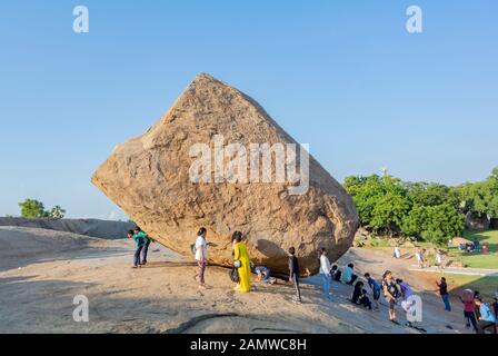 Mahabalipuram, tamil nadu/indien-2020 3. januar: Krishnas Butterball mit indischen Touristen Stockfoto