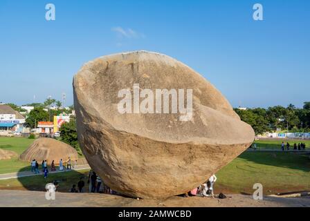 Mahabalipuram, tamil nadu/indien-2020 3. januar: Krishnas Butterball mit indischen Touristen Stockfoto