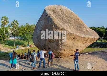 Mahabalipuram, tamil nadu/indien-2020 3. januar: Krishnas Butterball mit indischen Touristen Stockfoto