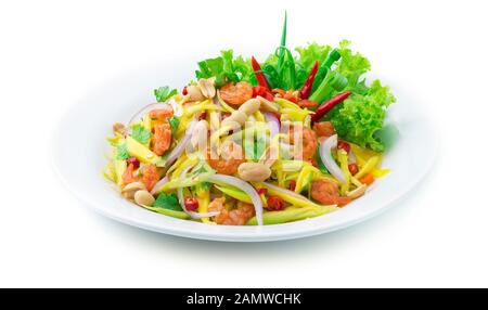 Mango Würziger Salat mit Getrockneten Garnelen Thai Food Würzig Schmackhaft Asian Food Fusion Stil dekorieren geschnitzte Chili und Gemüseseite Stockfoto