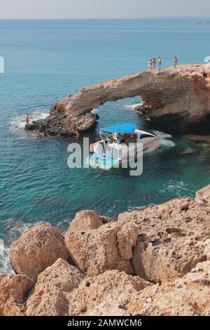 Agia Napa, Zypern - 26.Oktober 2019: Zu Fuß Boot nächsten Arch Rock Stockfoto