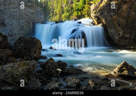 Die Firehole Falls sind ein beliebter Wasserfall im Firehouse Canyon im Yellowstone-Nationalpark Stockfoto