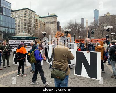 New York, NY, USA - 12. Januar 2019: Auf dem union Square findet eine Anti-Trump Pence-Rallye wegen Amtsenthebung und Amtsenthebung statt Stockfoto