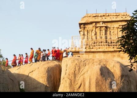 Indische Pilger besuchen den Olakkannesvara-Tempel, mahabalipuram, tamil nadu, südindien Stockfoto