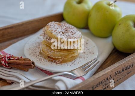 Gebratene Pfannkuchen mit reifen Herbstäpfeln Stockfoto