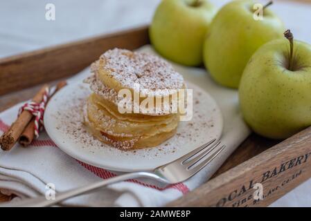 Gebratene Pfannkuchen mit reifen Herbstäpfeln Stockfoto