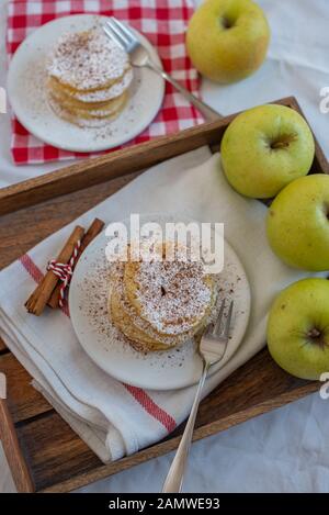 Gebratene Pfannkuchen mit reifen Herbstäpfeln Stockfoto