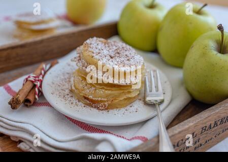 Gebratene Pfannkuchen mit reifen Herbstäpfeln Stockfoto