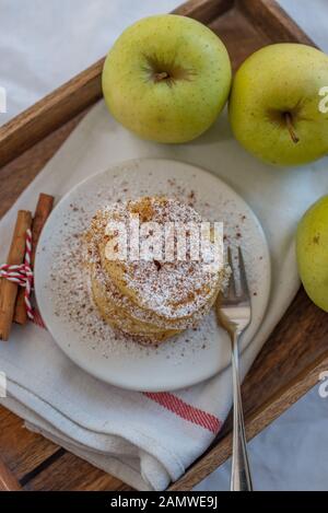 Gebratene Pfannkuchen mit reifen Herbstäpfeln Stockfoto