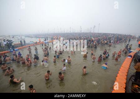 Allahabad, Uttar Pradesh, Indien. Januar 2020. Allahabad: Hindu-Anhänger sammeln sich, um in Sangam, dem Zusammenfluss von Ganga, Yamuna und dem mythologischen Saraswati, anlässlich des Festivals Makar Sankranti während Magh Mela 2020 in Allahabad am Mittwoch, 15. Januar 2020, einen heiligen Sprung zu machen. Kredit: Prabhat Kumar Verma/ZUMA Wire/Alamy Live News Stockfoto