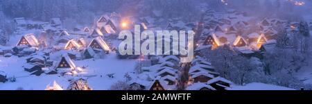 Winterlandschaft von shirakawago Licht mit Schneefall Gifu Chubu Japan Panorama Stockfoto