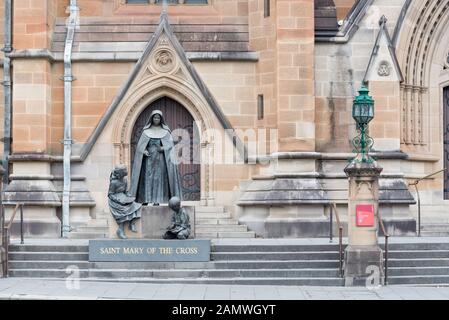 Eine Statue des Hl. Maria vom Kreuz (Mary Helen Mackillop) auf der westlichen Seite (College Street) von Saint Mary's Cathedral in Sydney, Australien Stockfoto