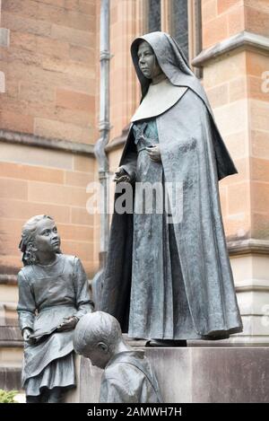 Eine Statue des Hl. Maria vom Kreuz (Mary Helen Mackillop) auf der westlichen Seite (College Street) von Saint Mary's Cathedral in Sydney, Australien Stockfoto