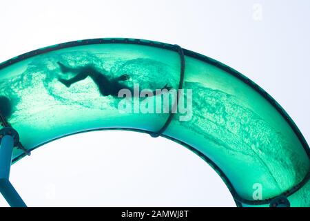 Adelaide, Australien. Januar 2020. Schwimmer Silhouetten, während sie einen Korkenzieher Wasserrutsche in der Küstenvorstadt Glenelg Adelaide hinuntergehen. Credit: Amer ghazzal/Alamy Live News Stockfoto