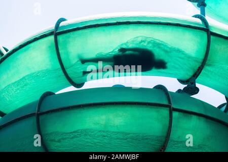 Adelaide, Australien. Januar 2020. Schwimmer Silhouetten, während sie einen Korkenzieher Wasserrutsche in der Küstenvorstadt Glenelg Adelaide hinuntergehen. Credit: Amer ghazzal/Alamy Live News Stockfoto