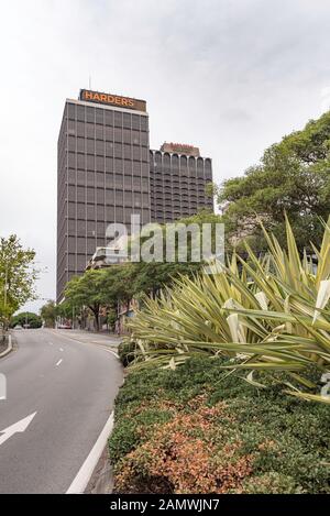 Wenn Sie die Abfahrt Palmer Street vom Sydney Harbour Tunnel in Richtung Harders Building und Boulevard Hotel in William Street, Woolloomooloo, betrachten, nehmen Sie die Abfahrt Stockfoto