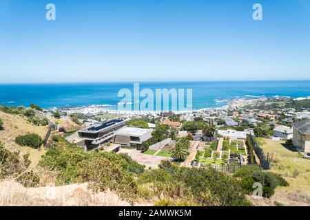 Luftaufnahme auf küstennahen Vorort oder in der Nachbarschaft von Kapstadt, Camps Bay, wo Wohngebäude, Wohnungen, Häuser auf das Meer Stockfoto