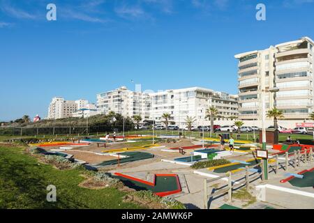 Landschaft Blick auf küstennahen Vorort, in der Nähe von Kapstadt, Südafrika Mouille Point und Leute ein Spiel der putt putt am späten Nachmittag rief Stockfoto