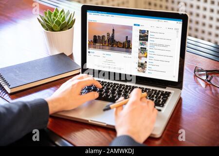 Videokanal, Film, Media Player, Sharing-Konzept. Videowiedergabe auf einem Computerbildschirm, Hintergrund im Büro Stockfoto