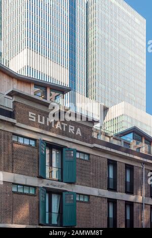 Rotterdam, Niederlande - 18. April 2019: Alte und moderne Gebäude - De Rotterdam - im Stadtteil Wilhelminapier. Stockfoto