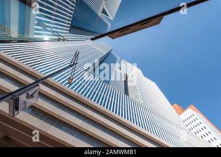 Rotterdam, Niederlande - 18. April 2019: De Rotterdam-Wolkenkratzer mit niedriger Winkeldarstellung in einem Glasgebäude im Stadtteil Wilhelminapier. Stockfoto