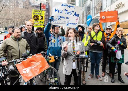 New York, Vereinigte Staaten. Januar 2020. Verkehrsalternativen Aktivisten veranstalten am 14. Januar 2020 eine Pressekonferenz und eine Kundgebung an der Ecke 6th Avenue und 42nd Street nach "Fix6th Flash Mob" entlang der 6th Avenue von der 35th bis zur 42nd Street in New York City. (Foto von Gabriele Holtermann-Gorden/Pacific Press) Credit: Pacific Press Agency/Alamy Live News Stockfoto