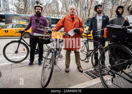 New York, Vereinigte Staaten. Januar 2020. Verkehrsalternative Aktivisten veranstalten am 14. Januar 2020 eine Pressekonferenz und eine Kundgebung an der Ecke 6th Avenue und 42nd Street nach "Fix6th Flash Mob" entlang der 6th Avenue von der 35th bis zur 42nd Street in New York City. (Foto von Gabriele Holtermann-Gorden/Pacific Press) Credit: Pacific Press Agency/Alamy Live News Stockfoto