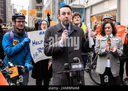 New York, Vereinigte Staaten. Januar 2020. Keith Powers, Mitglied des Stadtrats von NY, spricht auf einer Pressekonferenz Verkehrsalternativen an und versammelten sich an der Ecke 6th Avenue und 42nd Street nach "Fix6th Flash Mob" entlang der 6th Avenue von der 35th bis zur 42nd Street in New York City am 14. Januar 2020. (Foto von Gabriele Holtermann-Gorden/Pacific Press) Credit: Pacific Press Agency/Alamy Live News Stockfoto