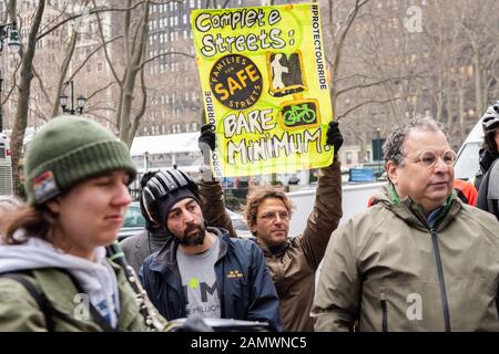 New York, Vereinigte Staaten. Januar 2020. Verkehrsalternativen Aktivisten veranstalten am 14. Januar 2020 eine Pressekonferenz und eine Kundgebung an der Ecke 6th Avenue und 42nd Street nach "Fix6th Flash Mob" entlang der 6th Avenue von der 35th bis zur 42nd Street in New York City. (Foto von Gabriele Holtermann-Gorden/Pacific Press) Credit: Pacific Press Agency/Alamy Live News Stockfoto