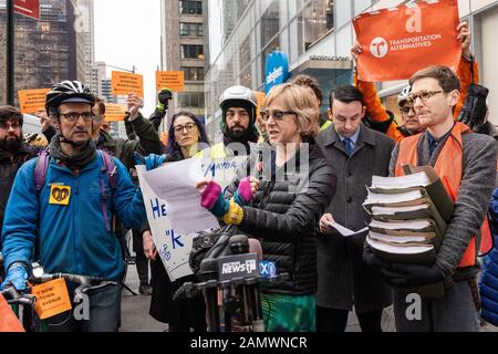New York, Vereinigte Staaten. Januar 2020. Verkehrsalternativen Aktivisten veranstalten am 14. Januar 2020 eine Pressekonferenz und eine Kundgebung an der Ecke 6th Avenue und 42nd Street nach "Fix6th Flash Mob" entlang der 6th Avenue von der 35th bis zur 42nd Street in New York City. (Foto von Gabriele Holtermann-Gorden/Pacific Press) Credit: Pacific Press Agency/Alamy Live News Stockfoto