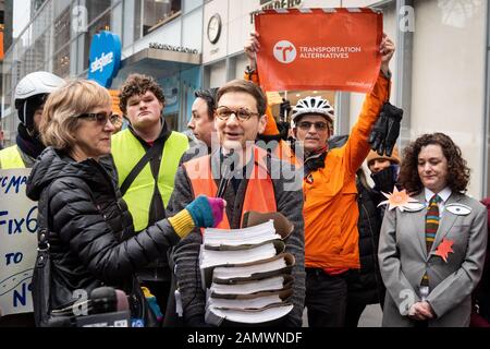 New York, Vereinigte Staaten. Januar 2020. Verkehrsalternativen Aktivisten veranstalten am 14. Januar 2020 eine Pressekonferenz und eine Kundgebung an der Ecke 6th Avenue und 42nd Street nach "Fix6th Flash Mob" entlang der 6th Avenue von der 35th bis zur 42nd Street in New York City. (Foto von Gabriele Holtermann-Gorden/Pacific Press) Credit: Pacific Press Agency/Alamy Live News Stockfoto