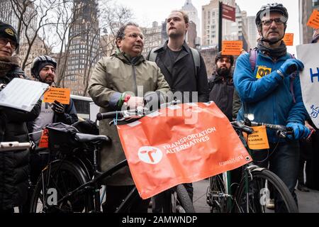 New York, Vereinigte Staaten. Januar 2020. Verkehrsalternativen Aktivisten veranstalten am 14. Januar 2020 eine Pressekonferenz und eine Kundgebung an der Ecke 6th Avenue und 42nd Street nach "Fix6th Flash Mob" entlang der 6th Avenue von der 35th bis zur 42nd Street in New York City. (Foto von Gabriele Holtermann-Gorden/Pacific Press) Credit: Pacific Press Agency/Alamy Live News Stockfoto