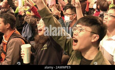 Die Anhänger der demokratischen Fortschrittspartei reagieren auf die Ergebnisse der taiwanesischen Präsidentschaftswahl. Taiwans Präsident Tsai Ing-Wen gewann 8 Millionen Stimmen und eine zweite Amtszeit. Stockfoto