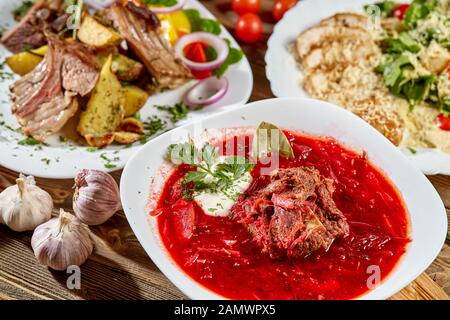 Rote Bete Suppe Borschtsch auf Holz- Hintergrund. Ukrainische und russische nationale Essen. Close-up. Stockfoto