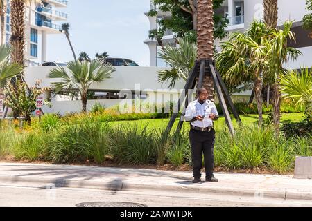 Sunny Isles Beach, USA - 8. Mai 2018: Polizist der Sicherheitswache in der Stadt in North Miami, Florida, an DER STRASSE A1A Collins Avenue Stockfoto
