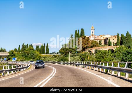 San Quirico D'Orcia, Italien - 27. August 2018: Italienische Stadt in der Toskana während des sonnigen Sommertags und berühmter Blick auf den Kirchturm der Kirche auf die Stadt Stockfoto