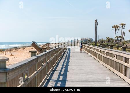 Marineland, USA - 10. Mai 2018: River to Sea Preserve in Northern Florida Beach von St Augustine mit Menschen am sonnigen Tag auf Holzsteg Stockfoto