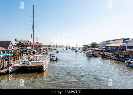 Mount Pleasant, USA - 11. Mai 2018: Charleston South Carolina Gegend mit Restaurants am Bay Shem Creek Stockfoto