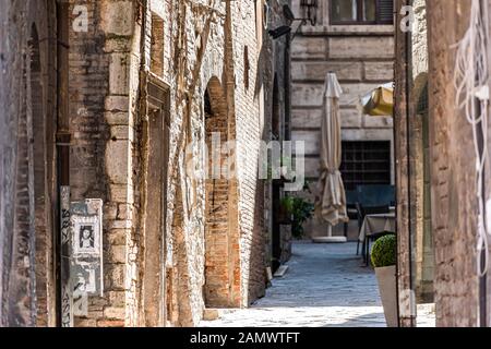 Perugia, Italien - 29. August 2018: Historische alte mittelalterliche etruskische Gebäude des Stadtdorfes im Sommer mit schmaler Steingasse Stockfoto