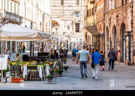 Perugia, Italien - 29. August 2018: Historische alte mittelalterliche etruskische Gebäude des Dorfes im Sommer mit Café-Restaurants und Spaziergängen Stockfoto